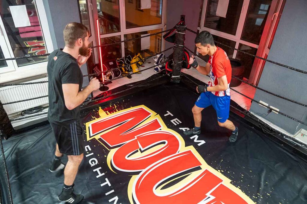 Erwachsener beim Kickbox-Training