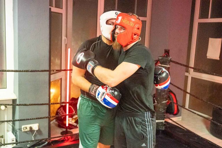 Erwachsener beim Kickbox-Training