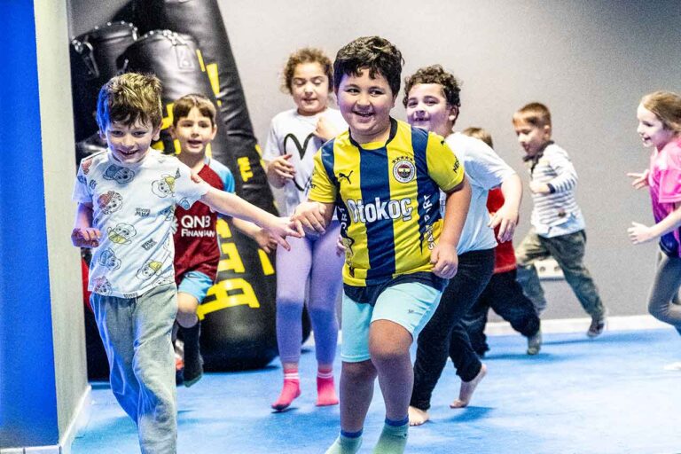 Gruppe Kinder beim Aufwärmen im Kickboxkurs