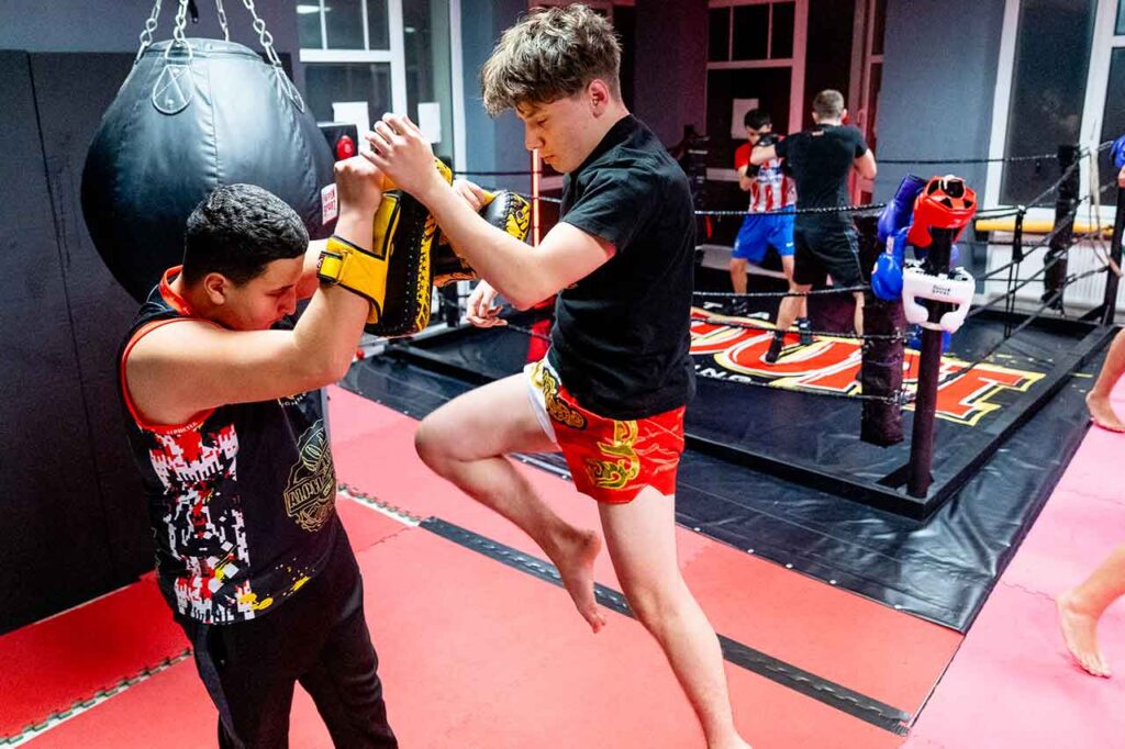 Thaiboxer beim Kniestoß im Clinch