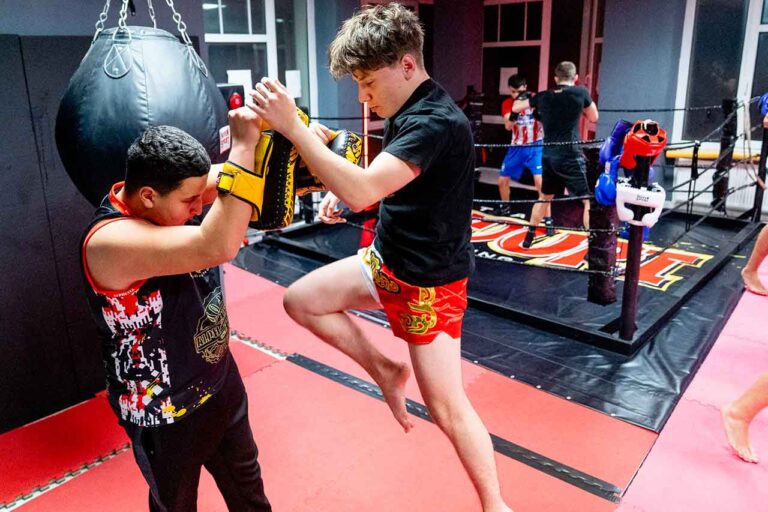 Thaiboxer beim Kniestoß im Clinch
