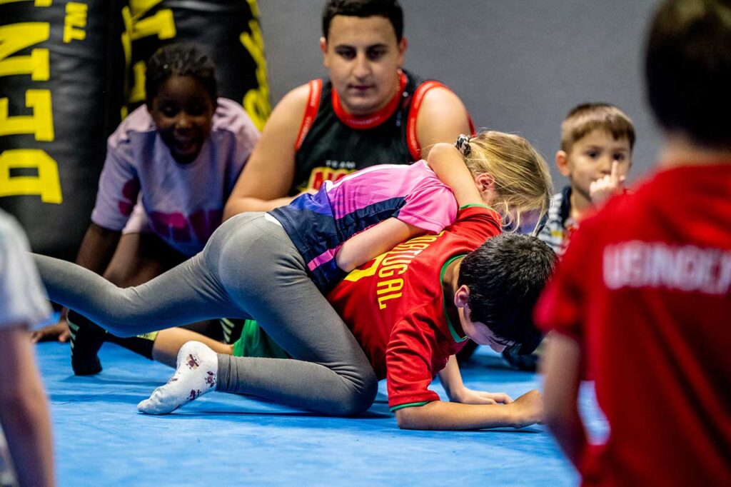 Gruppe Kinder beim Aufwärmen im Kickboxkurs