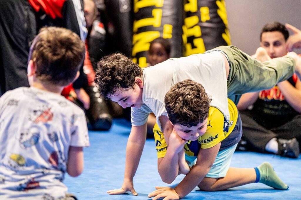 Gruppe Kinder beim Aufwärmen im Kickboxkurs